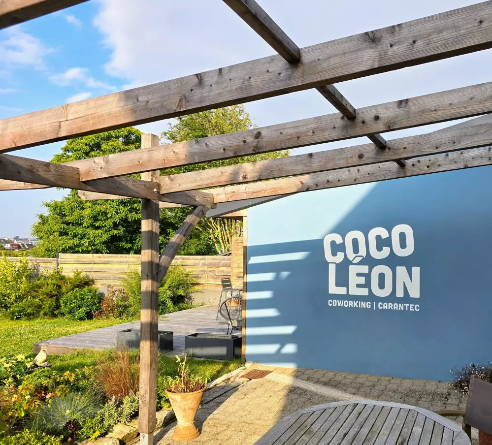CocoLéon - Logo sur le mur du Studio