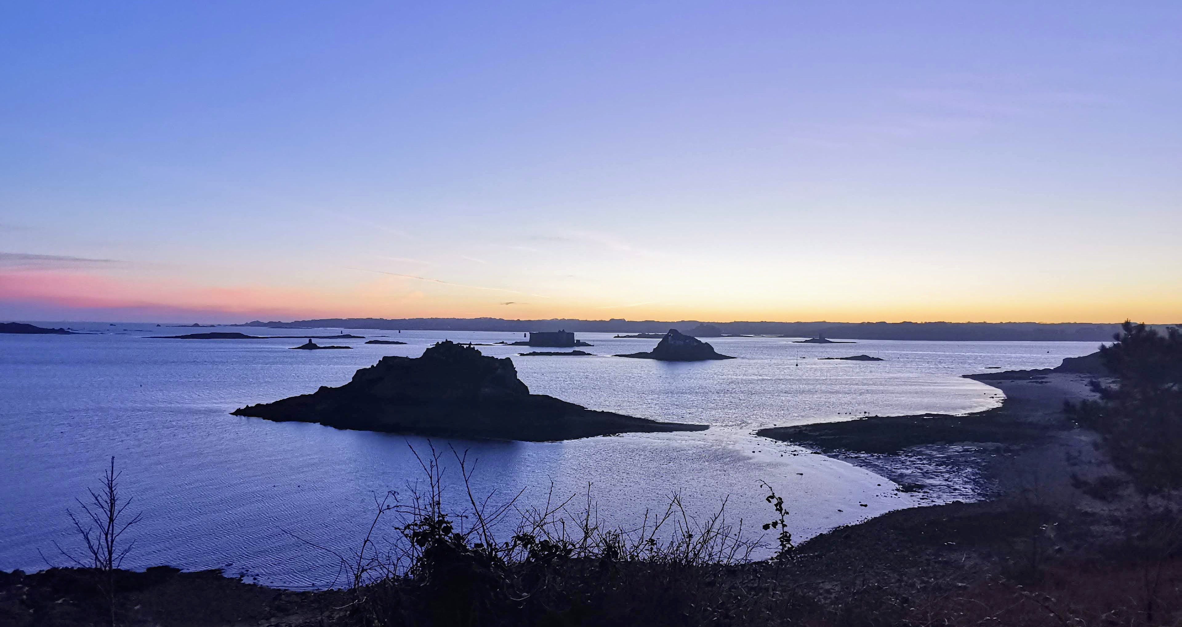 The sunrise over the Château du Taureau