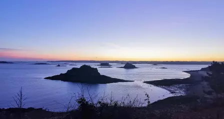Le levé du soleil sur le château du Taureau