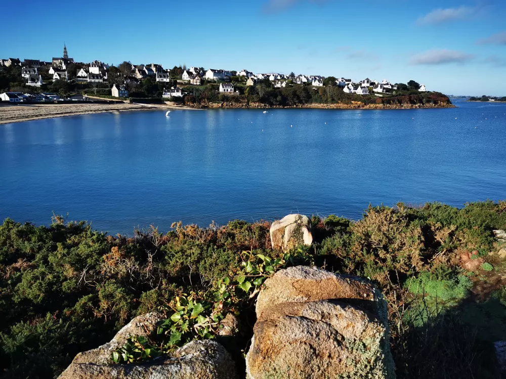 Les maisons du bourg de Carantec depuis la pointe du Penquer.