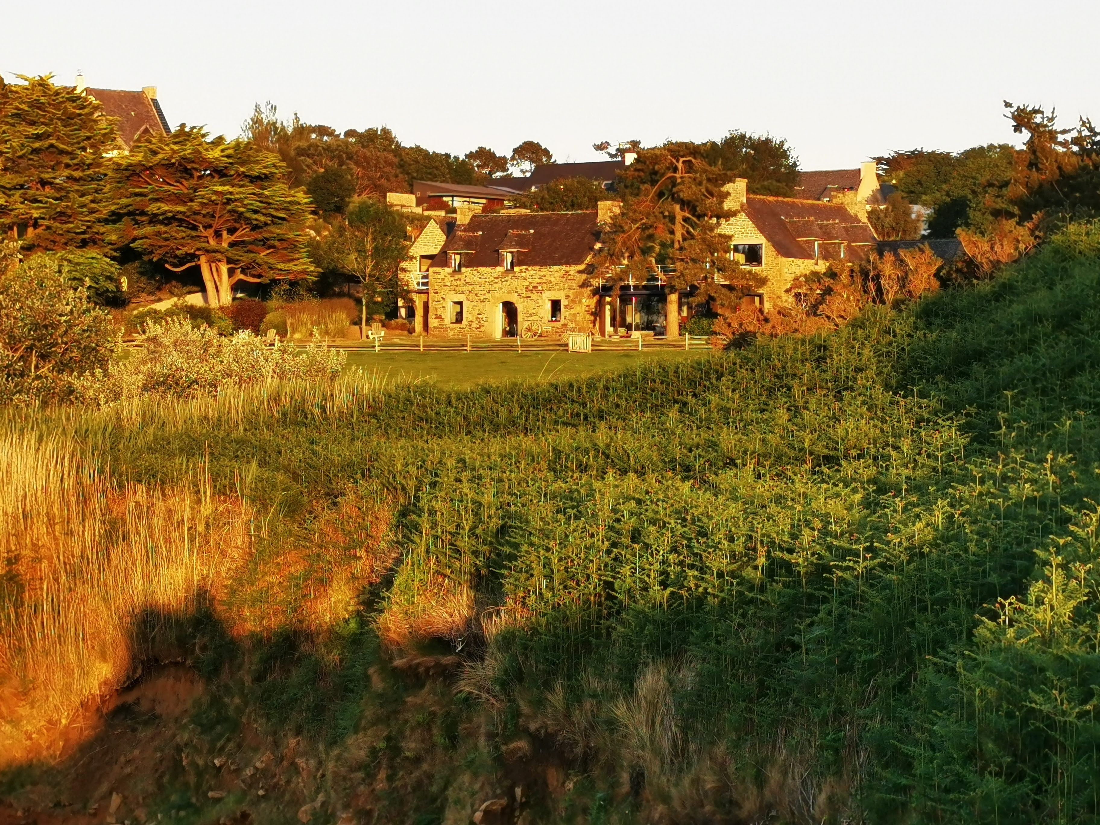 Walk between the Penquer and the Cosmeur