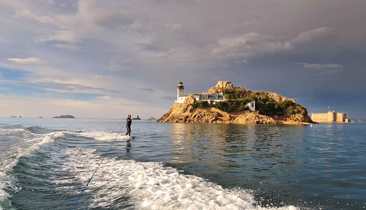 Wakeboarding session in front of Louët Island and the Château du Taureau in the Bay of Morlaix