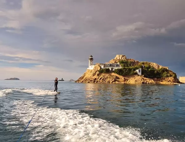 Wakeboarding session in front of Louët Island and the Château du Taureau in the Bay of Morlaix